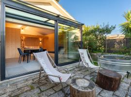 Premium Retreat with Garden by HostWise, hotel di Darque