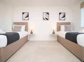 Seymour Way Practical 4 Bed House with Parking, ξενοδοχείο σε Magor