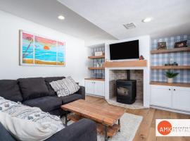 Lakefront Fishing With Hot Tub and Kayaks, hotel i Belding