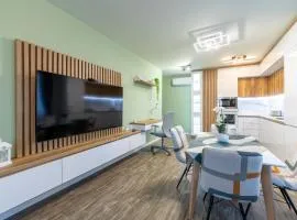 Stylish 1BR Flat Garden Balcony Parking