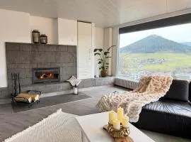 Serenity Stay Baiersbronn Kamin und Schwarzwaldblick