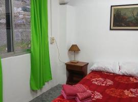 Alojamiento Los Sauces mini Refugio a metros del rio, hotel a La Porteña