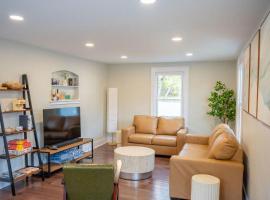 Jefferson & Grounds 3BR Steps from HWS and Hot Tub โรงแรมในเจนีวา