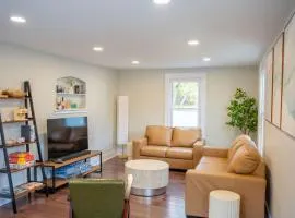 Jefferson & Grounds 3BR Steps from HWS and Hot Tub
