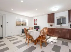 Cozy 2B Suite in Great Location Near Trails & Shop