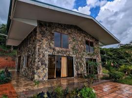 Villa Piedra Viva, hotel in Tilarán