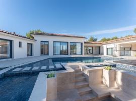 Aria Blue - Spacieuse - Climatisée - Piscine, hôtel à Lançon-Provence