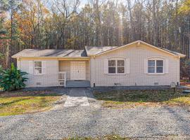 2 Mi to Lake Gaston Wooded Family Home with Deck, hotel a Littleton