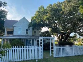 Historic Old Oak Cottage-Great water views!