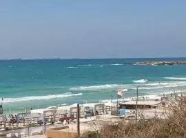 شقة على البحر مباشره في العجمي بيطاش