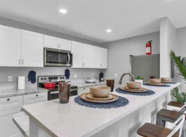 Bright 2BR Condo Near Restaurants and Entertainment, hotel di Arlington