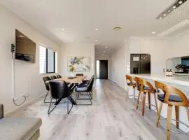 Spacious Home - 2 Lounges, Gym - Deck near Manukau