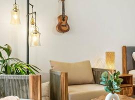 Romantic high end Studio w/AC, Pool, Hot Tub, hotel in Princeville