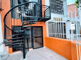 Apartamento grande con balcón, terraza y mezanine en San Fernando, piso 2 en casa familiar, 2 camas dobles capacidad para 4 personas, muy cerca al Estadio, Parque del Perro, Imbanaco Large apartment with balcony, terrace and mezzanine in San Fernando