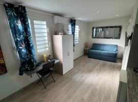 Studio Zen Caza Form -Option Spa Sauna au jardin, Hotel in Le Lamentin
