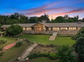 Hotel-Style Private Suite-Lake View-Gardens