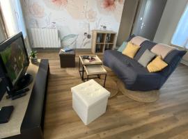 Appartement lumineux centre-ville, hotel in Jugon Les Lacs