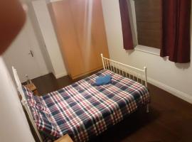 New unique room Close to tramline, ξενοδοχείο σε Citywest