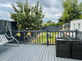 Near Station - Spacious 5-Bed Home with Parking，位于巴尔内特的酒店