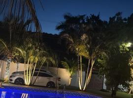 Casa com Espaço Gourmet e Piscina a 2min da Praia, hotel i Caraguatatuba