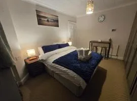 Entire Upstairs 1-Bedroom London Home with Private Bathroom and Kitchen, Great City and Heathrow Links