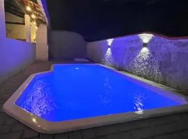 Casa com PISCINA - 02 Quartos à 900m PRAIA e 3km do Beto Carrero - Estacionamento - Area de LAZER com Churrasqueira e SINUCA - Wi-Fi e Cozinha Completa