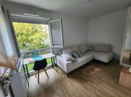 Opposite Metro 14, Cozy Guest Room with Garden & Free Parking, 5 min Orly Airport, 7 min Paris