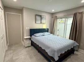 Modern Tampa studio full Kitchen & great location