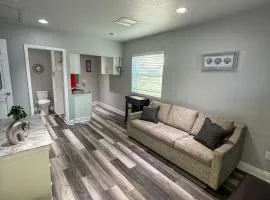 Modern Tampa studio full Kitchen & great location