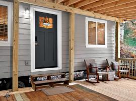 Tiny Retreat-Huge Covered Deck Hot Tub Lake Access, hotel a Walnut Grove