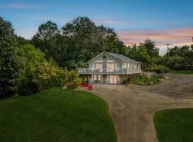 Trailblazer Lodge - Upscale, hot tub, trail, game room, wifi, fire pit, bar, pool table, king bed, view, pet friendly