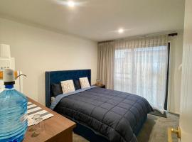 Modern Ensuite Room with Light Kitchenette & Private Entrance in Cromwell, hotel in Cromwell