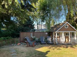 Surrey Home - King George Blvd & Rapid Transit - Airport 25 Min - Free Parking & Wi-Fi, hotel i Surrey