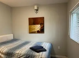 Surrey Home - King George Blvd & Rapid Transit - Airport 25 Min - Free Parking & Wi-Fi