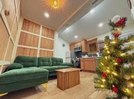 Stylish 2 BR 1 BA Apartment - Steps to the Ocean - Hidden Gem