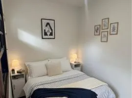 Charmosa Suíte independente a 200m da praia