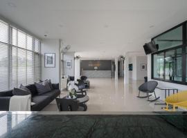 C2U Hotel Uthai Thani, hotel a Ban Khok Mo