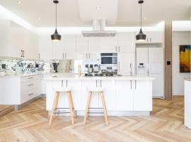 Villa Noor Modern 2 Bed Luxury Retreat, ξενοδοχείο με υδρομασάζ σε Hanover Park