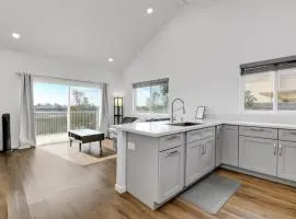 Bright Spacious Modern Getaway