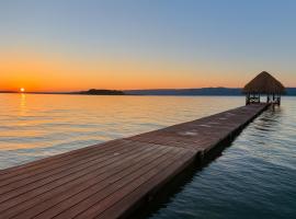 Villa Tayasal, hotel in Flores