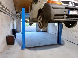 Nadmar Garage, ξενοδοχείο 