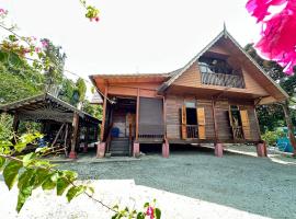 Indah Desa Homestay, hotel in Mantin