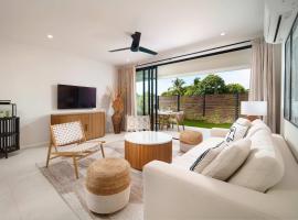 Wooden Tone LUX 2BR Walk to Beach Sky Pool Deck, hotel in Saint James