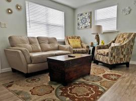 Quiet-Clean-Cottage-Dogs Kitchen, hotel in Tallahassee