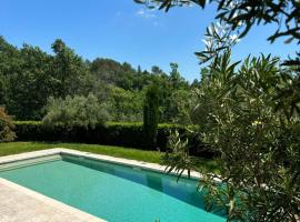 Villa 400m2 Lac de Saint Cassien Var, отель в Монтору