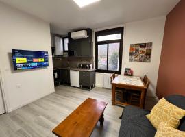 T2 calme - clim et parking privé - Abbaye aux Dames, hotel a Saintes