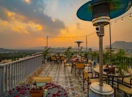 MAYA'S MANOR - A Luxury Lake View Boutique Hotel