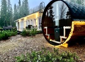 Villa Renkaranta - Modern villa for 8-12 person, own beach, sauna & hot tub - surrounded by forests, hotel s vířivkou v destinaci Hämeenlinna