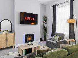 Comfy & Spacious Home, Fast Wi-Fi , free Parking, Sleeps 7 , Long Stays Welcome, Bury city centre, Hotel in Bury