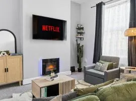 Spacious Home, Fast WIFI, Parking, Near Bury City Centre and The Rock